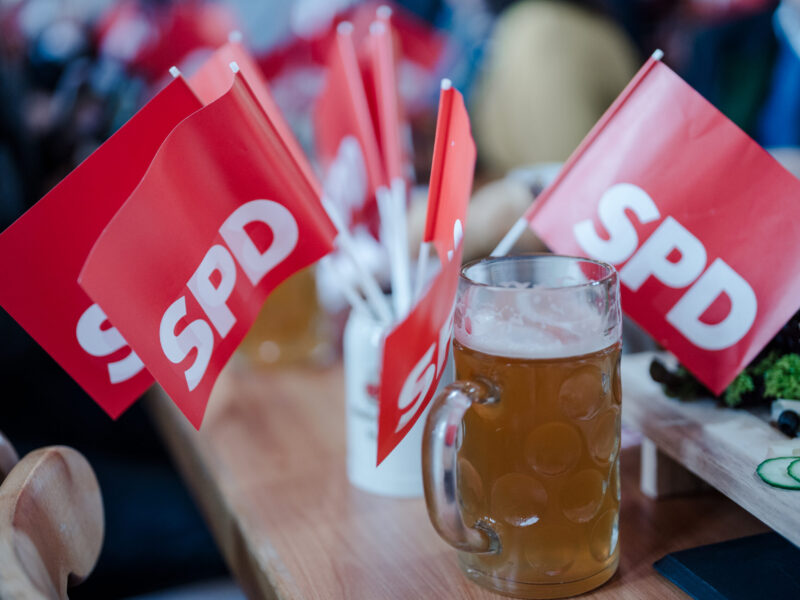 SPD-Fahnen und Maßkrug_SPD:Saurer Saurer